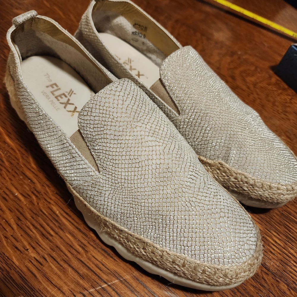 Flexx Chappie Women's Slip On Beige Sparkle Size 8 EUC Style‎ And Comfort